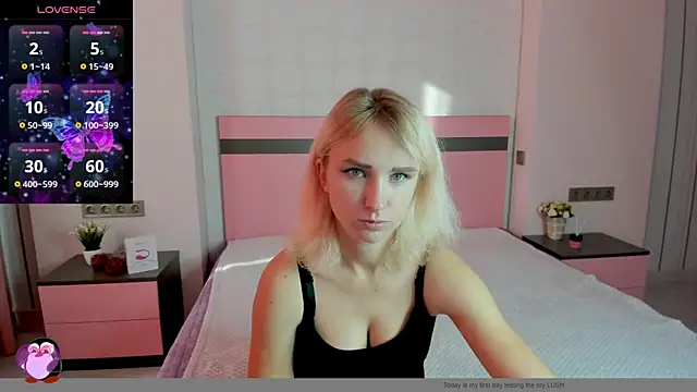 Snapshot of MeryMidnight chatting on 09.19.25 MeryMidnight online show from 09.19.25