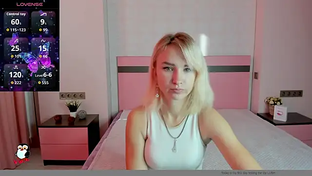 Snapshot of MeryMidnight chatting on 09.23.25 MeryMidnight online show from 09.23.25