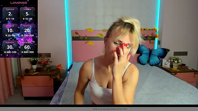 Snapshot of MeryMidnight chatting on 10.14.25 MeryMidnight online show from 10.14.25