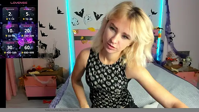 Snapshot of MeryMidnight chatting on 10.21.25 MeryMidnight online show from 10.21.25