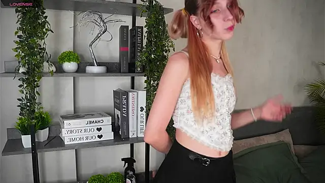 Snapshot of CameliaGlaue chatting on 09.18.25 CameliaGlaue online show from 09.18.25