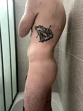 Snapshot of TomieSoichi chatting on 11.27.25 TomieSoichi online show from 11.27.25