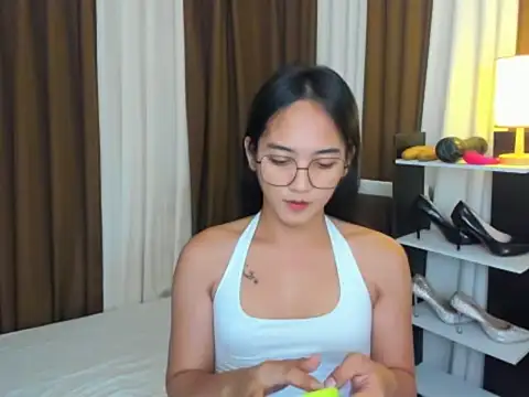 Snapshot of URHottestAngel chatting on 09.12.25 URHottestAngel online show from 09.12.25