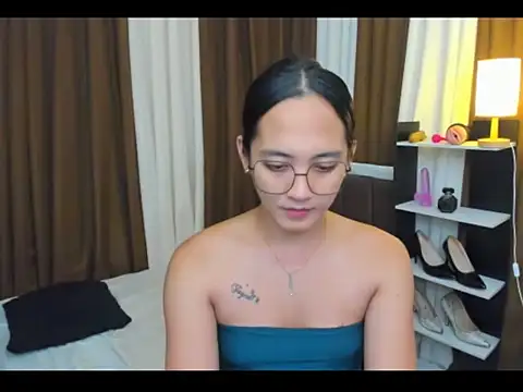 Snapshot of URHottestAngel chatting on 10.08.25 URHottestAngel online show from 10.08.25