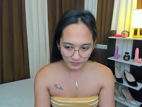 Snapshot of URHottestAngel chatting on 10.20.25 URHottestAngel online show from 10.20.25