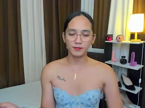 Snapshot of URHottestAngel chatting on 10.22.25 URHottestAngel online show from 10.22.25