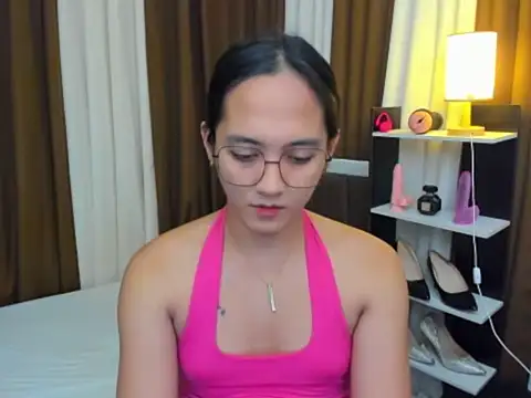 Snapshot of URHottestAngel chatting on 10.23.25 URHottestAngel online show from 10.23.25