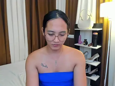 Snapshot of URHottestAngel chatting on 11.19.25 URHottestAngel online show from 11.19.25