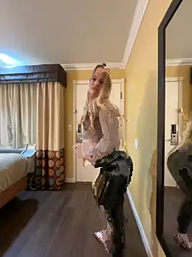 Snapshot of Petite_Blonde_Barbie chatting on 09.28.25 Petite Blonde Barbie online show from 09.28.25