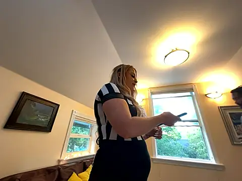 Snapshot of Petite_Blonde_Barbie chatting on 10.01.25 Petite Blonde Barbie online show from 10.01.25