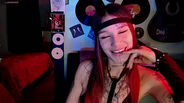 Snapshot of lilithword chatting on 10.12.25 lilithword online show from 10.12.25