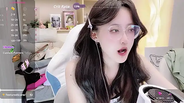 Snapshot of Naiyi-babe chatting on 10.18.25 Naiyi-babe online show from 10.18.25
