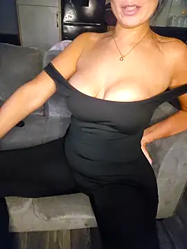 KissMeKylie online show from 12.17.25