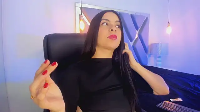 Snapshot of AnniEsstone chatting on 10.05.25 AnniEsstone online show from 10.05.25