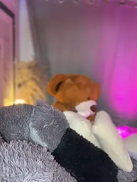 Snapshot of Emiily_Moore1 chatting on 12.23.25 Emiily Moore1 online show from 12.23.25