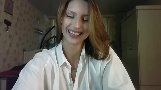 Snapshot of RuxaShade chatting on 10.14.25 RuxaShade online show from 10.14.25
