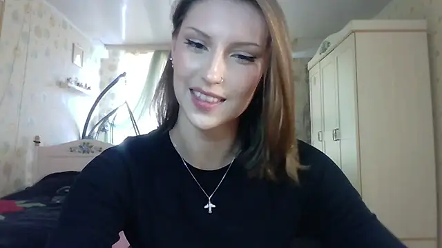 Snapshot of RuxaShade chatting on 10.15.25 RuxaShade online show from 10.15.25