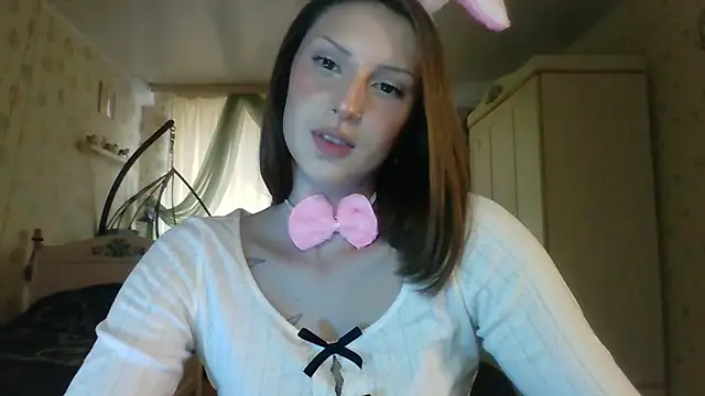 Snapshot of RuxaShade chatting on 10.30.25 RuxaShade online show from 10.30.25