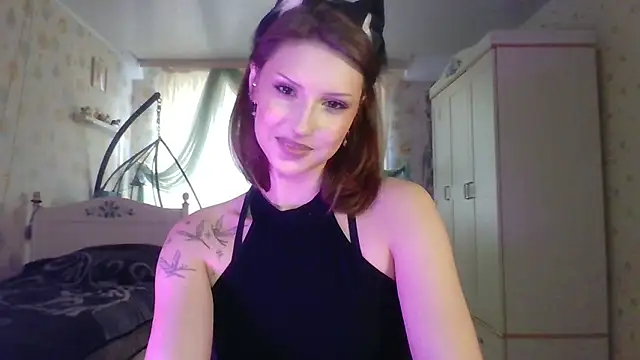 Snapshot of RuxaShade chatting on 10.31.25 RuxaShade online show from 10.31.25