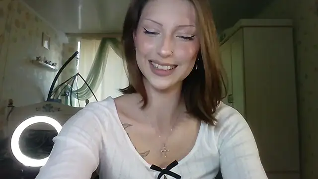 Snapshot of RuxaShade chatting on 11.14.25 RuxaShade online show from 11.14.25