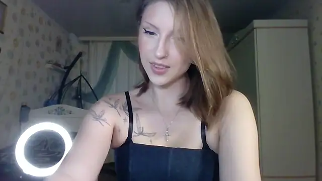 Snapshot of RuxaShade chatting on 11.19.25 RuxaShade online show from 11.19.25