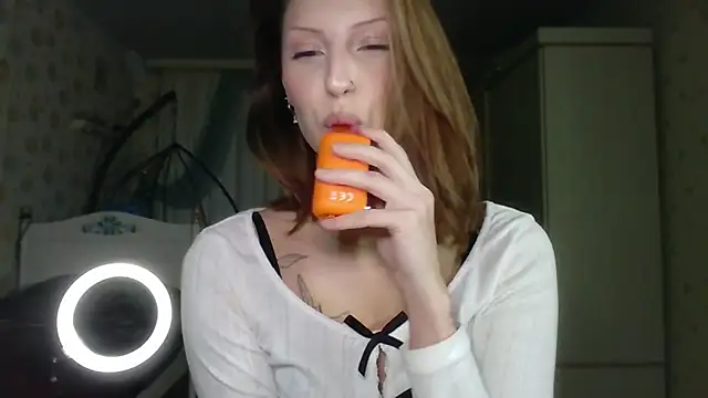 Snapshot of RuxaShade chatting on 11.27.25 RuxaShade online show from 11.27.25