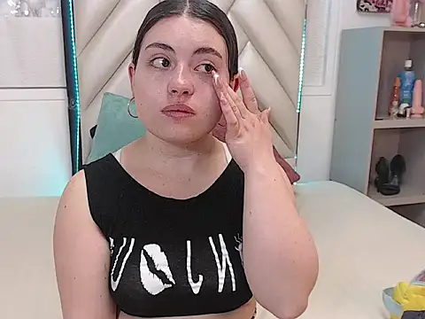 Snapshot of Vicluxxx chatting on 10.26.25 Vicluxxx online show from 10.26.25