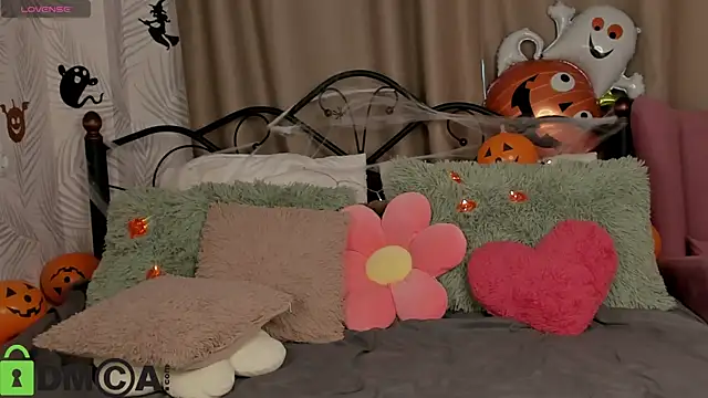 Snapshot of Agnes_Passero chatting on 10.26.25 Agnes Passero online show from 10.26.25