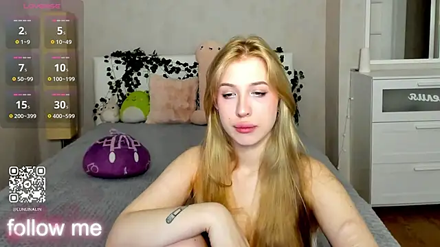 Snapshot of LightStar_18 chatting on 10.26.25 LightStar 18 online show from 10.26.25