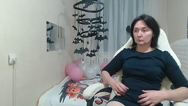 VivianGuchih online show from 10.19.25