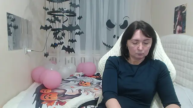 VivianGuchih online show from 10.25.25