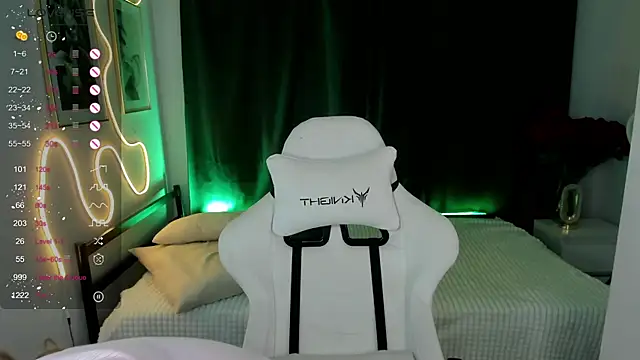 Snapshot of Alice_Cire chatting on 12.15.25 Alice Cire online show from 12.15.25