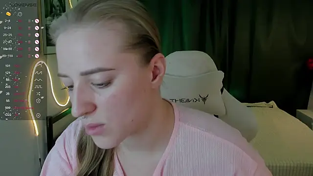 Snapshot of Alice_Cire chatting on 12.20.25 Alice Cire online show from 12.20.25