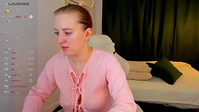 Snapshot of Alice_Cire chatting on 01.10.26 Alice Cire online show from 01.10.26