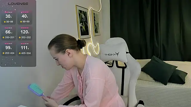 Snapshot of Alice_Cire chatting on 01.12.26 Alice Cire online show from 01.12.26