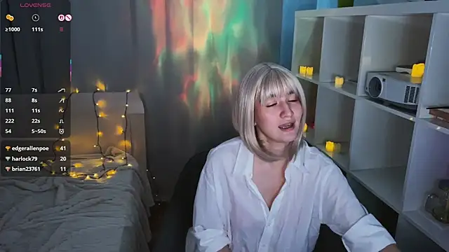 Snapshot of LunaXLoverx chatting on 11.19.25 LunaXLoverx online show from 11.19.25