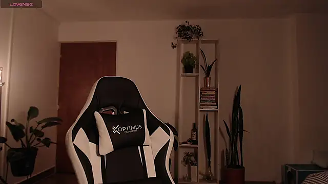 Snapshot of Ellyuwuw chatting on 11.15.25 Ellyuwuw online show from 11.15.25