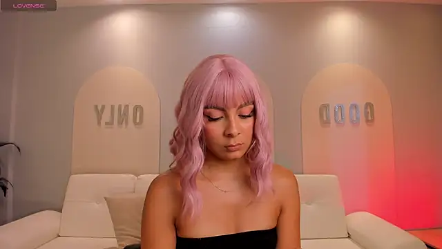 Snapshot of NinaBlum chatting on 09.10.25 NinaBlum online show from 09.10.25