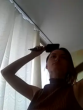 Snapshot of LillySvon chatting on 10.05.25 LillySvon online show from 10.05.25