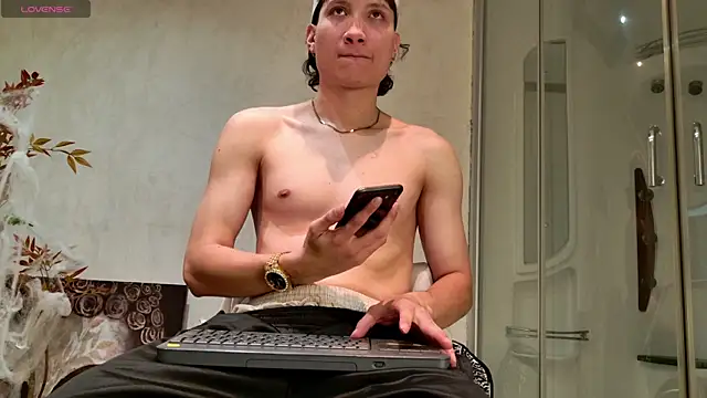 Snapshot of enzo_steel chatting on 10.28.25 enzo steel online show from 10.28.25