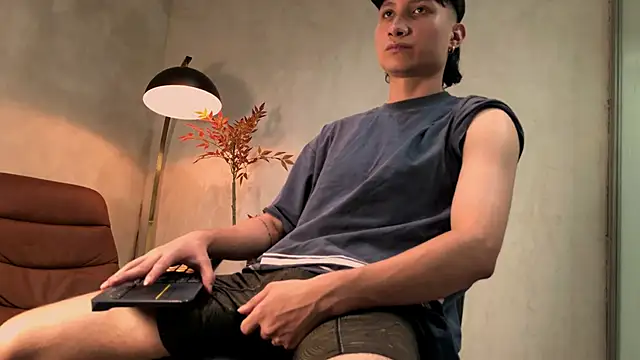 Snapshot of enzo_steel chatting on 11.23.25 enzo steel online show from 11.23.25