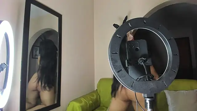 Snapshot of BiancaMoreti chatting on 10.31.25 BiancaMoreti online show from 10.31.25