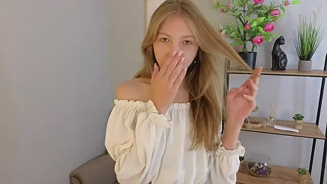 Snapshot of Sue_Sanders chatting on 09.12.25 Sue Sanders online show from 09.12.25