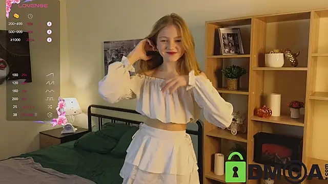 Snapshot of Sue_Sanders chatting on 11.20.25 Sue Sanders online show from 11.20.25