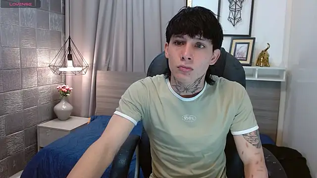 Iantwink18 online show from 10.25.25