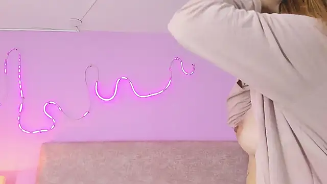 Snapshot of EmaRae1499 chatting on 11.30.25 EmaRae1499 online show from 11.30.25