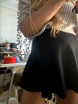 Snapshot of Nikihot__ chatting on 11.22.25 Nikihot online show from 11.22.25