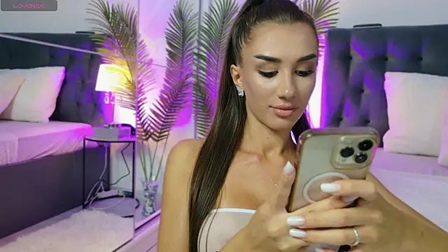 JuliaQuin online show from 09.14.25