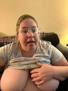 Snapshot of sexymommy1988 chatting on 09.26.25 sexymommy1988 online show from 09.26.25