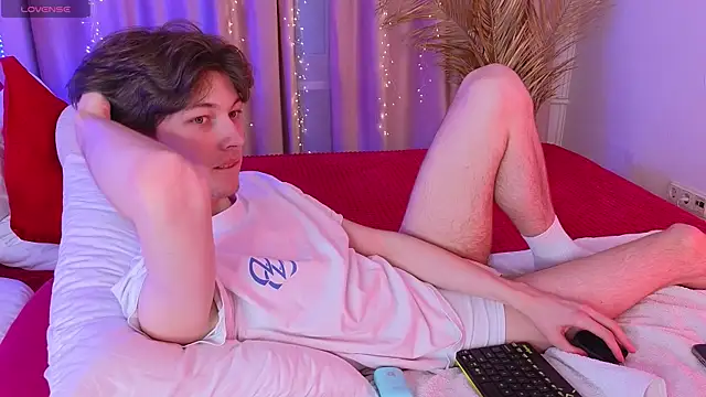 Snapshot of _Den1s_ chatting on 11.30.25 Den1s online show from 11.30.25